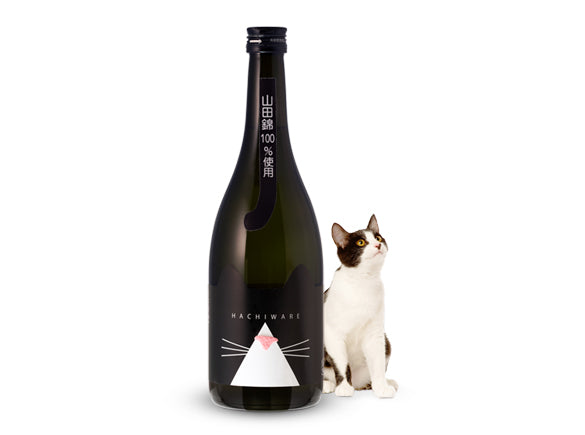 近江酒造 ねこ政宗 HACHIWARE 720ml の瓶全体の写真です。ガラス瓶は黒く、キャップも黒色です。はちわれねこをモチーフにした、白と黒のラベルの真ん中にはピンクの猫の鼻が特徴です。
