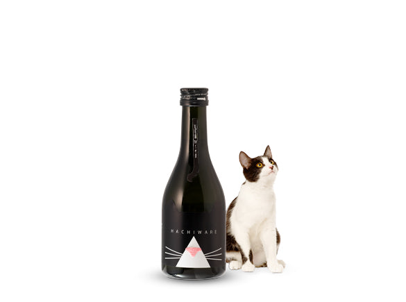 近江酒造 ねこ政宗 HACHIWARE 300ml の瓶全体の写真です。ガラス瓶は黒く、キャップも黒色です。ハチワレねこをモチーフにした、白と黒のラベルの真ん中にはピンクの猫の鼻が特徴です。